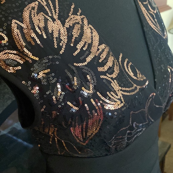 Black dress with scalloped skirt & gold design sequence….classy, 8 🌺 - Picture 5 of 7